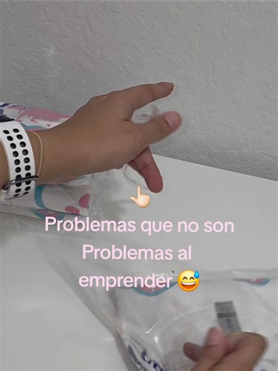 Problemad que no son problemas al emprender 😅 Como cuando empacas tus camisetas y el plástico protector se te pega en las manos como si fuera parte del proceso... 😂🙃 ¿A quién más le pasa esto? 🤦‍♀️😂 #EmprenderEsUnArte #DetallesQueNadieCuenta #VidaDeEmprendedora #MMSColors