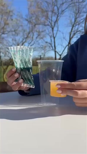 Tu veux un Bubble Tea en 30 secondes, sans matos et sans galère ? Découvre la solution SNAP ! Ouvre ta boîte, choisis une dosette de perles et une dosette de Teapresso. Verse les perles dans ton gobelet… puis le thé concentré. Ajoute de l’eau bien fraîche, quelques glaçons… Et c’est prêt ! Un vrai Bubble Tea, comme en boutique, mais à la maison! #bubbletea #boisson #enfants #pourtoi #tiktoker #maison