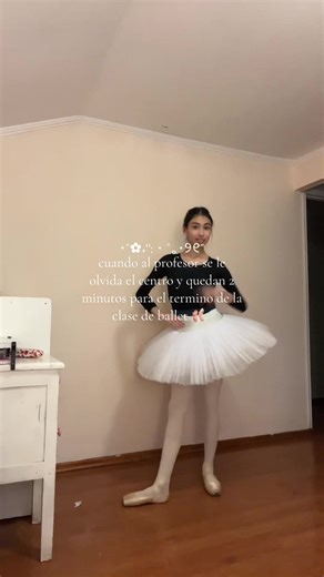 Holi 🙋🏻‍♀️ #ballet #dancer #balletcore #pointe #pointeshoes #ballerina #danza