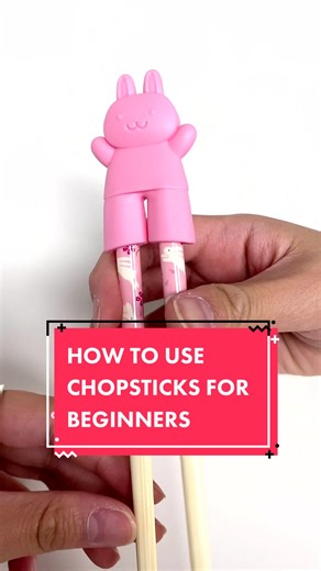 HOW TO USE CHOPSTICKS FOR BEGINNERS! 🥢 These cute silicone holders keep your chopsticks together, making it easier to practice on. (Great for young children and beginners!) #oomomo #chopsticks #howto #chopstickstutorial #japanesestore