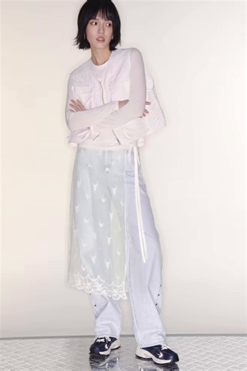 2.4K views · 11 reactions | ＼レディース新着✨／ 軽やかな素材や花柄のディテールが目を引く、ソフトな春コーデが登場。 今すぐチェック！ ‣ https://hm.info/6186fQHts | H&M | Facebook