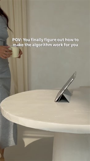 Mimi | Instagram Reach Strategy & Marketing on Instagram: "Once I figured out how to trigger the algorithm on purpose—everything changed. Reaching thousands of non-followers isn’t luck. It’s alignment. Here are the 5 things I did to finally get the algorithm to push my content daily 👇🏽 📍Save this. You’ll want to refer back. 1️⃣ Keyword-Rich Hooks in Reels Text I stopped using vague hooks like “Watch this” and started using exact-match keywords my audience was already searching for. ✅️IG scans