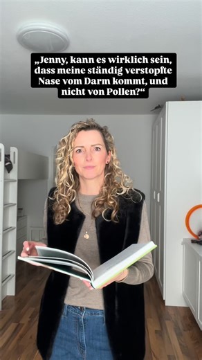 Jenny Müller | Darmtherapeutin | Reizdarm | SIBO on Instagram: "Ja, das kann sein. Und du wärst nicht die Erste, bei der genau das der Fall ist. Was viele nicht wissen: Wenn dein Darm aus dem Gleichgewicht gerät, kann das Auswirkungen auf den ganzen Körper haben auch auf deine Schleimhäute. Ich begleite viele Frauen, die immer wieder diese Symptome schildern: • Die Nase ist chronisch zu, obwohl keine Allergie vorliegt • Schleim sitzt im Hals, besonders morgens • Druck in den Nebenhöhlen oder hin