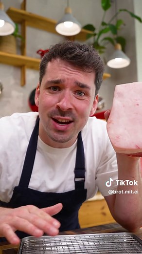 Knusprig gebackener Schweinebauch 🤤 Eine meiner größten Schwächen! | anzeige Um euren Schweinebauch so richtig knusprig zu bekommen, ist eines besonders wichtig: die Hitzekontrolle. Und ich sag euch wie’s ist, mit dem AEG 9000 Dampfbackofen von @AEG habt ihr die absolute Kontrolle. Selbst bei der Bedienung des Touch Displays könnt ihr die Gradzahl punktgenau einstellen und habt so keine Temperaturschwankungen im Ofen. REZEPT 1 El Gochuchang 2 El Sojasauce 2 El Brauner Zucker 1 Tl Knoblauchpulve