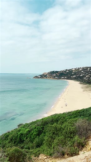 🌊✨ Donde el camino termina en mar. El Faro de Camarinal, uno de los rincones más especiales de Zahara, se despliega ante ti entre dunas, viento suave y un Atlántico infinito. Un lugar para perderse, respirar profundo y conectar con la esencia más pura de la costa. 💙 Desde Zahara Beach, la playa se vive así: salvaje, luminosa y absolutamente inolvidable. . . 🌊✨ Where the road ends at the sea. The Camarinal Lighthouse, one of the most special spots in Zahara, unfolds before you amid dunes, gent