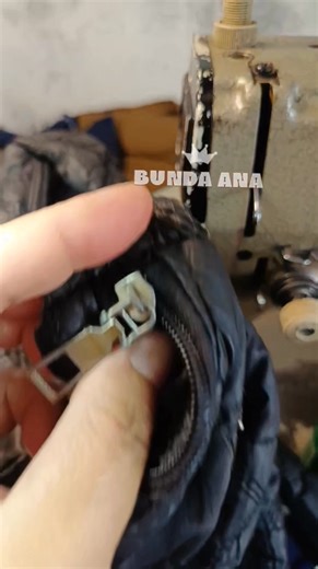 How to fix a zipper that won't close, is broken, or is stuck. Don't forget to share and like 🥰🙏 #sewingtutorial #sewingtips #sewing #diy | Ana Diana