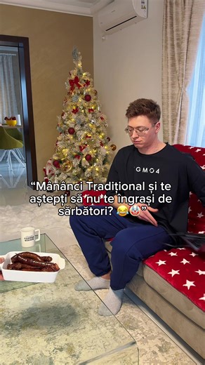 Problema nu e mancarea traditionala ⬇️ Problema e cum o gatesti, cat mananci si cat de des. Majoritatea preparatelor traditionale sunt facute: – cu prea mult ulei – prea multa grasime „ca sa dea gust” – portii fara niciun control Gustul la ciorba nu vine dintr-o tona de ulei. Vine din legume, condimente, timp si rabdare. Sarmalele cu carne mai slaba? Cel mai probabil abia simti diferenta la gust. Dar corpul tau o va simti maxim. Nu te ingrasi de la o masa. Te ingrasi de la lipsa unui sistem. Dac