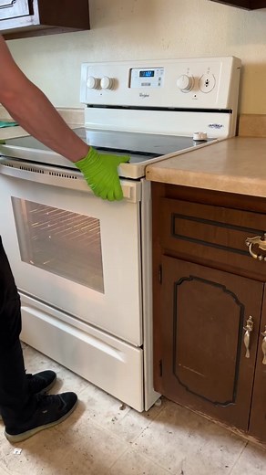 🔥 Oven Cleaning Tip! 🔥 Over time, the sides of our ovens can accumulate grease and grime buildup. Not only can this attract dirt and become grimy, but it can also cause stinky odors. So, here’s how I like to Clean That Up! #cleantok #ovencleaning #howto #diy #cleaningmotivation #satisfying #cleanthatup #cleaninghacks