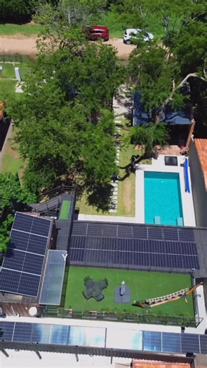 Gestión de Energía Renovable on Instagram: "Les presentamos esta casa 100% solar ubicada en la ciudad de San Bernardino, construida con containers y diseñada para vivir con total independencia energética ☀️ Un proyecto trasladable, adaptable a distintos entornos y pensado para funcionar sin depender de la ANDE. Conocé cómo esta vivienda aprovecha la energía del sol para cubrir todas sus necesidades, demostrando que hoy es posible combinar diseño, sustentabilidad y autonomía en un solo espacio.