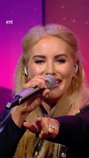 Oh my, good lord 🙌🎶 We 🫶 @clionahagan’s cover of A Bar Song (Tipsy) by Shaboozey 😍 #latelate | The Late Late Show