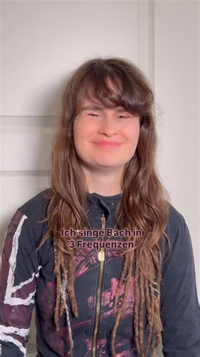 IamwithBach on Instagram: "Welche Frequenz mochtet ihr am liebsten und wieso? 💭 Teilt gerne dieses Video, wenn ihr Absolutes Gehör und/oder Bach spannend findet ❤️#johannsebastianbach #liebe #pitchperfect #hertz #reelsviral"