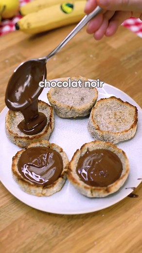 Petits gâteaux banane-coco – vegan & faciles ! 🌿 Un dessert express avec seulement 3 ingrédients 💛 Ingrédients : 3 bananes bien mûres 150 g de noix de coco râpée 100 g de chocolat noir Préparation : 1️⃣ Écrase les bananes à la fourchette. 2️⃣ Ajoute la noix de coco et mélange. 3️⃣ Forme 5 petits « bateaux ». 4️⃣ Fais cuire 10 min au four ou à l’airfryer. 5️⃣ Fais fondre le chocolat et verse-le au centre. 6️⃣ Laisse refroidir au réfrigérateur. 🍫 Croquant, fondant, et 100 % végétal — irrésistib