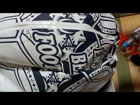 ビーチボール膨らましビーチボールプロサッカーボールをエアーコンプレッサーで膨らんでいく姿