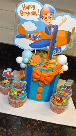 CakePalace by Amaris on Instagram: "Create a bow tie and buttons with me☺️ #cakepalace #cakepalacebyamaris #bowtie #buttons #fondant"