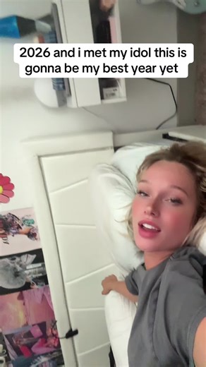 the makeup on the pillow 😭😭😭😭😭
