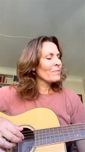Jeg har fået det sådan med min guitar, at hvis jeg kommer ind i det værelse hvor den står, smider jeg bogstavelig talt det jeg har i hænderne, for lige at spille lidt. Det er som en slikskål jeg ikke kan holde fingrene fra. Jeg må bare liige… Jeg var ellers i gang med at koge æbler🥴 Som sanger, er det altså en drøm at kunne spille et instrument og akkompagnere sig selv. Men det går stadig helt galt hvis jeg spiller for nogen. Så snupler mine fingre på strengene på g det lyder ikke særlig godt. 