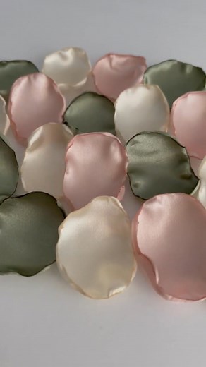 Bridal shower bliss! 🥂✨ Check out these gorgeous boho-chic flower petals for your special day: https://nuel.ink/un3aPb 🌸 #BridalShower #BohoChic | ShabVintique Flowers