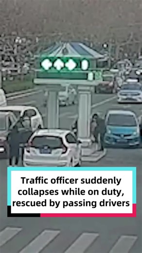 Traffic Officer Collapses on Duty: Passersby Assist