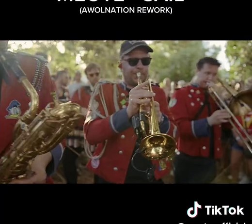 Performing our version of @AWOLNATION‘s track Sail in Adelaide, Australia ☀️#marchingband #technomarchingband #meute #newmusic #livetechno #sail #adelaide