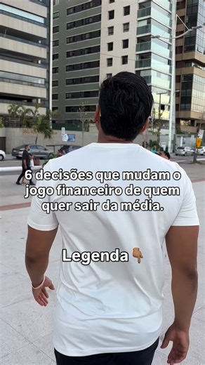 Essas decisões parecem pequenas, mas são elas que viram o jogo! 1 Parar de buscar status e começar a buscar liberdade. Quem vive pra impressionar, nunca enriquece. 2 Tratar o dinheiro como funcionário, não como fardo. Ele só trabalha pra quem o coloca pra render. 3 Trocar consumo por construção. Gastar dá prazer momentâneo. Investir dá paz permanente. 4 Blindar o que já conquistou. Plano de saúde, seguro de vida e reserva: quem protege, prospera. 5 Fazer o básico com consistência. Investir todo 