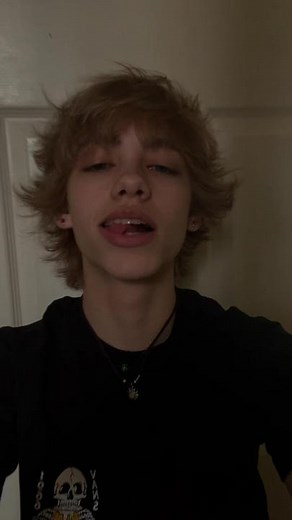 e (@beatboxingrobot)’s video of shut up and listen dance