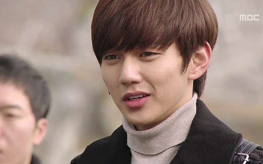 韩正宇(朴有天饰)从黄美兰(陶智媛饰)得知Herry是父亲韩太俊的异母弟弟，