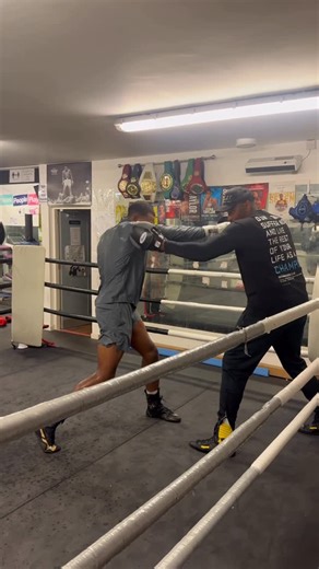 Professional Boxing Coach / Boxing Analyst on Instagram: "Here in Nottingham,England at the home gym of @ezra_thecannon_taylor keeping the work sharp and precise for showtime Oct 25th live at O2 Arena in London, England.🥊 🇬🇧 #Bigcraft #Ezrataylor #Professionals"