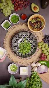 25K views · 368 reactions | ¡Dale un toque fresco a la salsa y al guacamole con uvas frescas de California! Las uvas de California sustituyen a los tomates en estas recetas, aportando un sabor jugoso que combina a la perfección con el picante de los chiles o pimientos. ¡Y el uso de uvas de diferentes colores hace que estos platos sean tan atractivos a la vista como deliciosos al paladar! | Grapes From California | Facebook