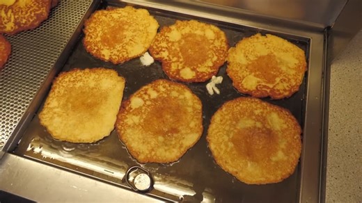 德国柏林街头小吃摊 传统土豆煎饼和鸡蛋煎饼