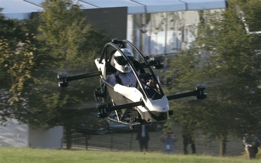 Jetson ONE 四轴电动个人飞行器在美国达拉斯的 UP.Summit 上的首次载人飞行