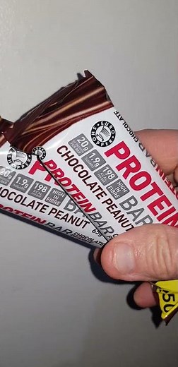 PROTEIN BAR AFTER TRAINING SAHARA KNITE AND THE KNOTMAN #saharaknite #bodybuilding #bodybuilding