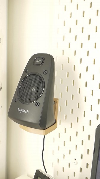 Montaje en pared de altavoces Logitech Z623