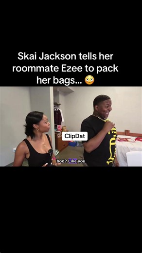Skai Jackson called out her roommate Ezee after accusing her of repeatedly calling her an “auntie” and talking behind her back to other streamers at Streamer University. 🥴😭🍿 Skai even told Ezee she could pack her bags and leave, saying, “She’s the one going around telling people she don’t wanna be my roommate. So I’m not being messy, she is.” #SU26 #Ezee #skaijackson #streameruniversity