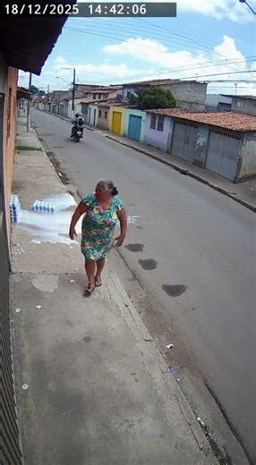 Homens em moto assustam senhora que levava leite para as crianças #cctv #humor #ia