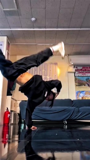 Daily handstand practice #athleticgirl #dailytraining