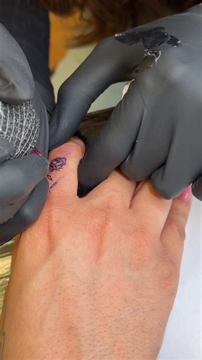 the plot: do the little things that bring you joy ✨🫶🏼 📍 @rebelandrosetattoo 💉 @amandamastattoo 👂🏼🪡 @thepiercingnursecz #tattoos #piercing #vlog