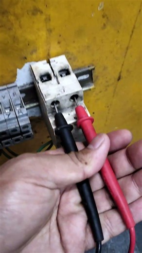 How to measure a voltage with a multimeter