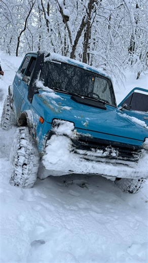 ARKADICH on Instagram: "По снежному лесу 🫶🏻 #операторприкусиязык #niva #offroad #uaz #tuning"