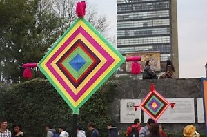 Super easy Ojo de Dios craft you can make with your kids for Cinco de Mayo