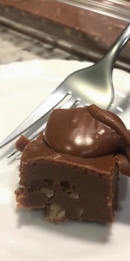 🍫 Classic Chocolate Fudge Cake (or Texas Sheet Cake) 🍰 If you’re a chocolate lover, this one’s for you! Moist, dense, and covered in a silky chocolate frosting that melts in your mouth. Perfect for parties or a cozy night in ❤️ Ingredients: 2 cups sugar 2 cups all-purpose flour ½ cup butter ½ cup vegetable oil 1 cup water 4 tbsp unsweetened cocoa powder ½ cup buttermilk 2 large eggs 1 tsp baking soda 1 tsp vanilla extract Pinch of salt For the Frosting: ½ cup butter 4 tbsp cocoa powder 6 tbsp 