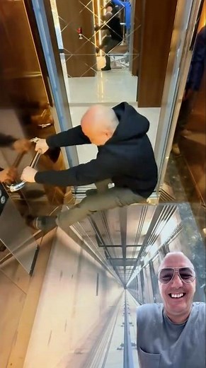 Scherzo in ascensore #shorts #divertente #funny #prank
