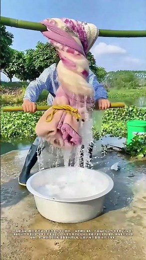 竹竿が絞る毛布の水：回転が生む手軽な脱水術