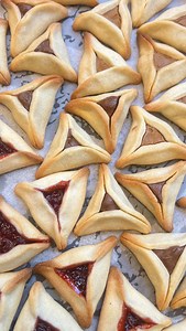 Better late than never…right? 90% of you still wanted my hamantaschen recipe even though Purim is (basically) over 😜 The best part about these cookies is that the dough is so versatile that you can make it into regular biscuits too. The trick with this dough is to make sure it’s chilled both before rolling out and then baking. Plus, as tempting as it is to fill them as much as possible…don’t! If you fill the Hamanstaschen too much they’ll open up during the baking process. Recipe below 👇🏼 300