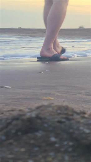 Espíritu de George Michael libre por la arena #sunrise #waves #georgemichael #feet #mardelplata