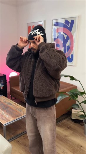 ROMAN HORVATH on Instagram: "Školení které posune tvé techniky a zlepši tvé přemýšlení nad střiháním. Pomalu dochází místa, neváhej a ozvi se! #ostravabarber #czechbarber #barberlife #menshair #barbershop #barberskoleni"