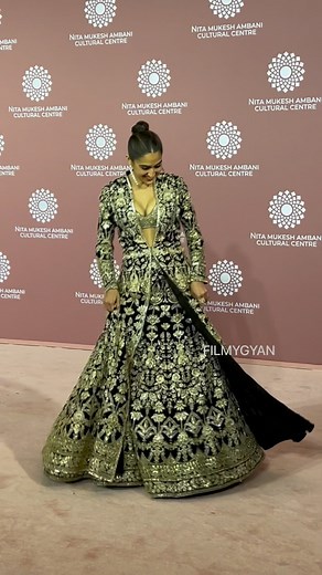 F I L M Y G Y A N on Instagram: "Sara ji aayein aur Namaste 🙏 na ho aisey kaise 😉 we clicked her at the event and she is looking stunning as ever 😍 Don’t you agree? 🥹"