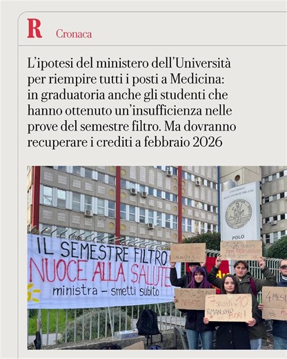 Tutti in graduatoria. Fino a esaurimento posti. Anche chi non ha ottenuto almeno un 18 in tutte e tre le prove per proseguire Medicina. Con un “ma”: gli studenti con una insufficienza dovranno seguire un breve corso e fare una prova di recupero dei crediti formativi mancanti tra gennaio e febbraio 2026. È l’ipotesi più concreta a cui lavora il ministero dell’Università e della Ricerca per colmare tutti e 19.757 posti messi a bando negli atenei pubblici per gli aspiranti camici bianchi. Dopo i de