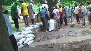 L'intervention de l'équipe FbF de la Croix Rouge Malienne de Ségou pour sécourir la population des zones en risque d'inondation. | SEGOU MEDIA | Facebook