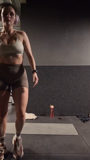 Chelsea Van Nerum on Instagram: "Kort maar krachtige HIIT workout 🏋🏽‍♀️ Circuit 1 (3x): 15 squat thrusters & 15 kettle bell swings Circuit 2 (3x): 30 weighted alternating v-ups & 12 burpees Circuit 3 (3x): 30 lateral raise and hold & 15 squat and ball slams Circuit 4 (3x): 30 mountain climbers & 45” plank ENJOOOOY 🫶🏼 Ps: setje is @teveo (NLCHELS voor 10%) publiciteit #hiit #hiitworkout #workout #chels #gym"