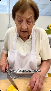 Conchiglie al Pesto di zucca ZUCCA 500 gr CIPOLLA BIANCA 1 PINOLI 40 gr PISTACCHI 40 gr PARMIGIANO GRATTUGIATO 2 cucchiai PREZZEMOLO se piace OLIO EXTRAVERGINE DI OLIVA SALE q.b. Preparazione Cuociamo in una padella la cipolla con la zucca Le facciamo prima soffriggere , dopo la allunghiamo con l’acqua portandole a cottura Mettiamo le zucche cotte, in un mixer con pinoli prezzemolo , pistacchio e olio . Frulliamo il tutto e una volta cotta la pasta la scoliamo dentro Inglese 🇺🇸🇬🇧 Conchiglie 